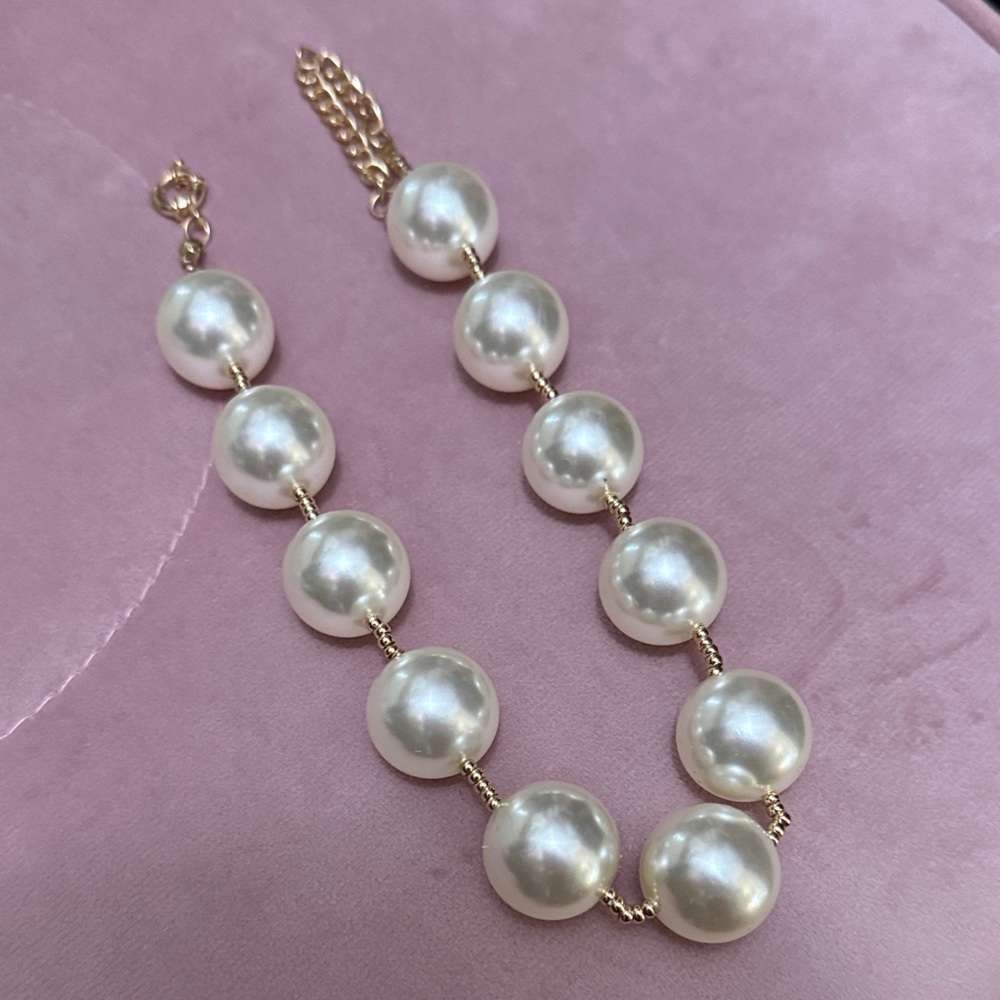 Elegant Gold and White Pearl Necklace